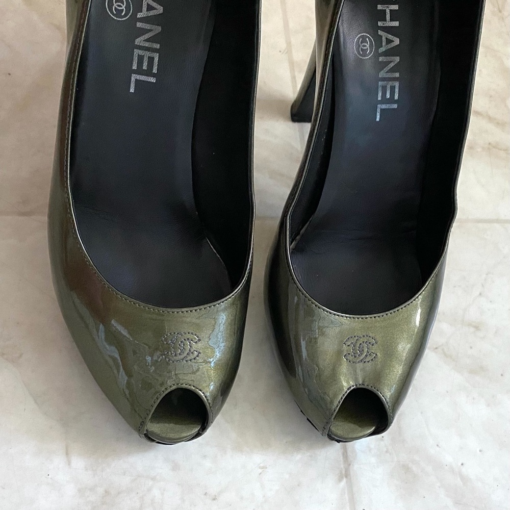 Chanel Made in Italy Interlocking CC Logo Green Patent Leather Pumps Heels 7.5 - Picture 7 of 12